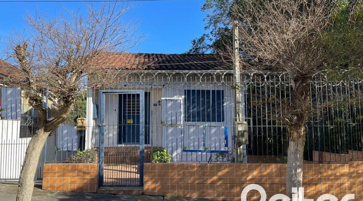Casa à venda com 150m², 3 dormitórios, 2 vagas, no bairro Cristal em Porto Alegre