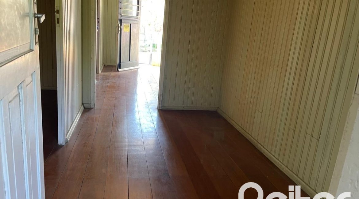 Casa à venda com 150m², 3 dormitórios, 2 vagas, no bairro Cristal em Porto Alegre