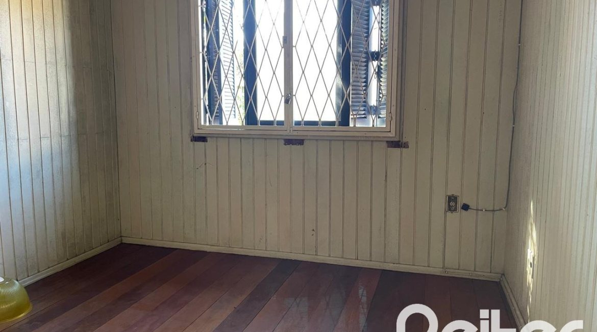 Casa à venda com 150m², 3 dormitórios, 2 vagas, no bairro Cristal em Porto Alegre