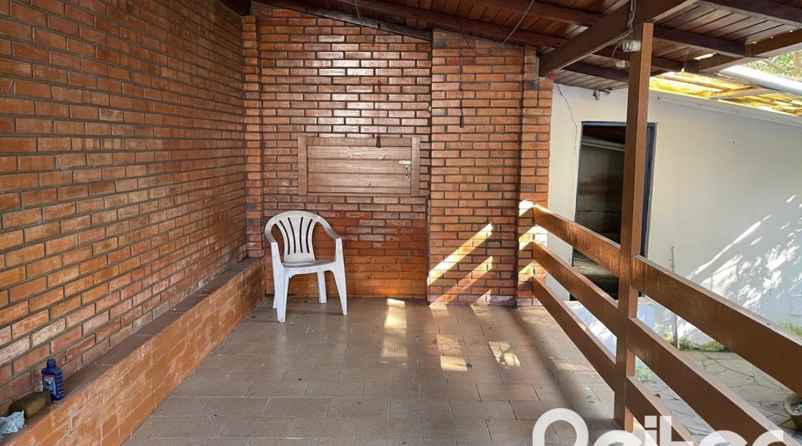 Casa à venda com 150m², 3 dormitórios, 2 vagas, no bairro Cristal em Porto Alegre