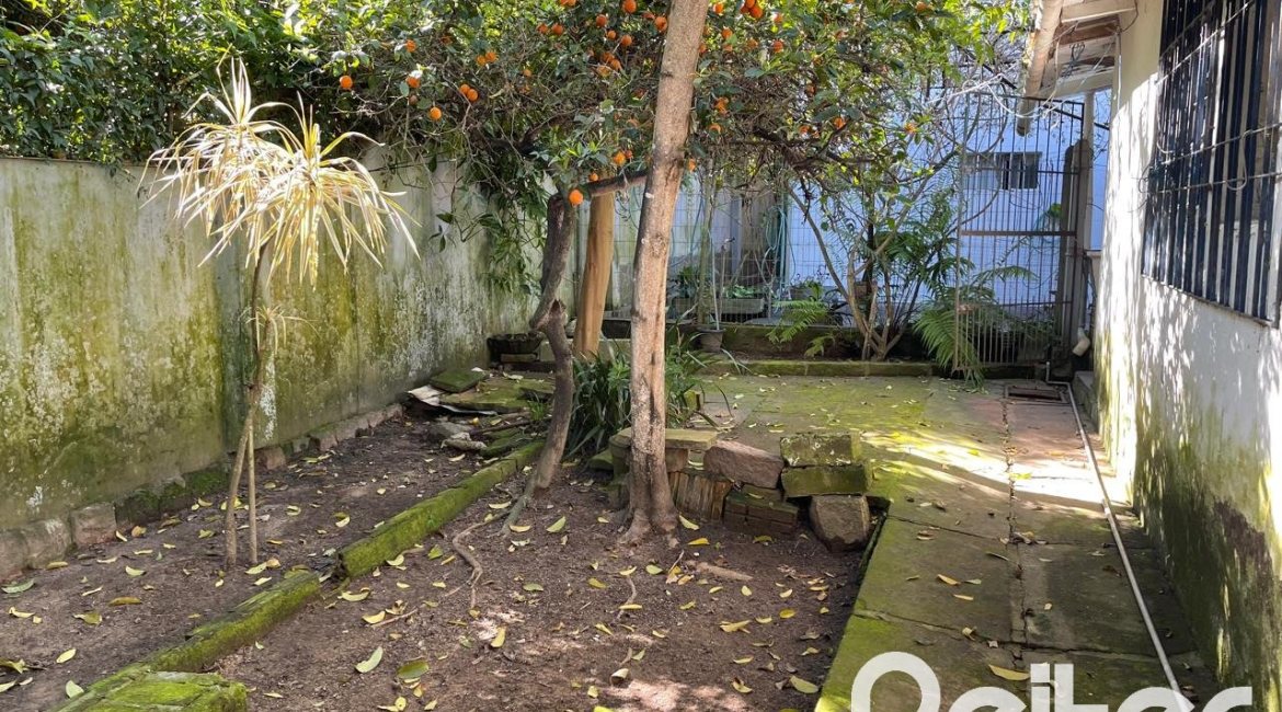 Casa à venda com 150m², 3 dormitórios, 2 vagas, no bairro Cristal em Porto Alegre