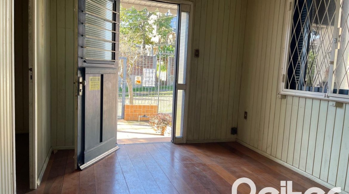 Casa à venda com 150m², 3 dormitórios, 2 vagas, no bairro Cristal em Porto Alegre
