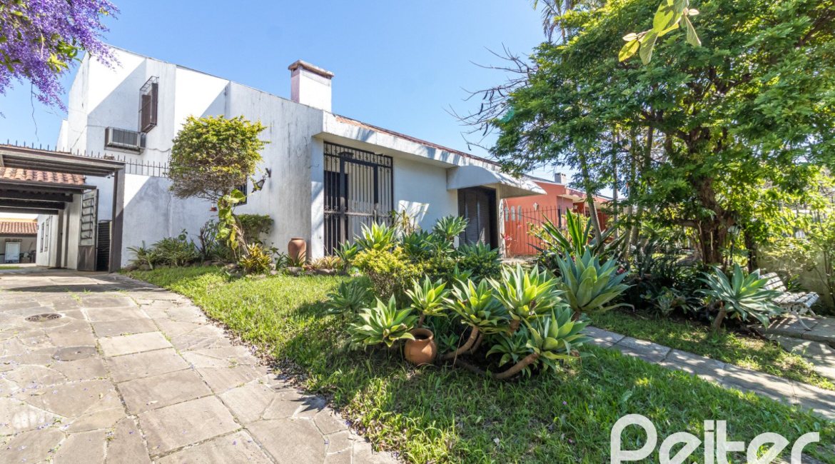 Casa à venda com 310m², 3 dormitórios, 1 suíte, 4 vagas, no bairro Ipanema em Porto Alegre