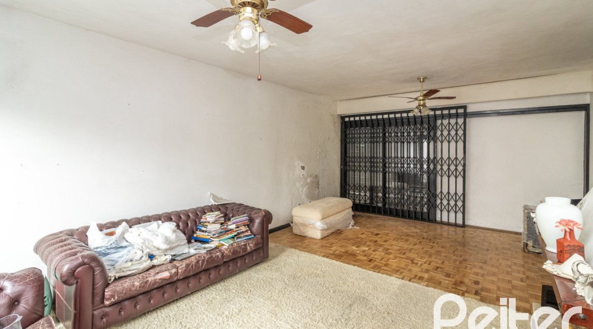 Casa à venda com 310m², 3 dormitórios, 1 suíte, 4 vagas, no bairro Ipanema em Porto Alegre