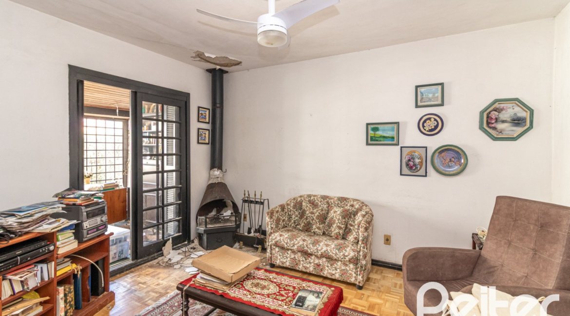 Casa à venda com 310m², 3 dormitórios, 1 suíte, 4 vagas, no bairro Ipanema em Porto Alegre