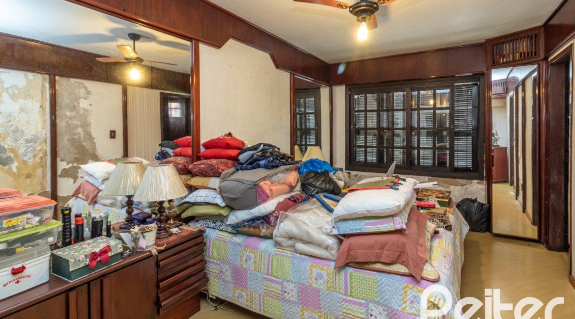 Casa à venda com 310m², 3 dormitórios, 1 suíte, 4 vagas, no bairro Ipanema em Porto Alegre