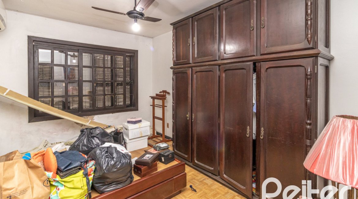 Casa à venda com 310m², 3 dormitórios, 1 suíte, 4 vagas, no bairro Ipanema em Porto Alegre