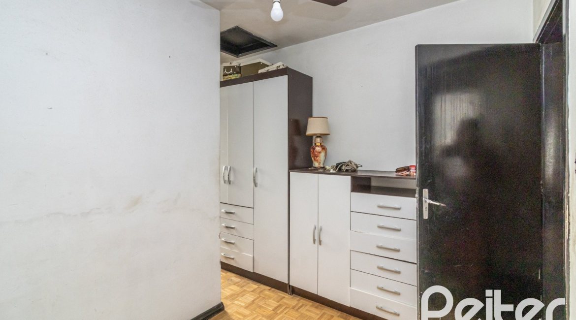 Casa à venda com 310m², 3 dormitórios, 1 suíte, 4 vagas, no bairro Ipanema em Porto Alegre