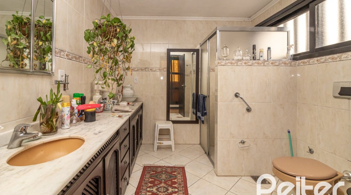 Casa à venda com 310m², 3 dormitórios, 1 suíte, 4 vagas, no bairro Ipanema em Porto Alegre