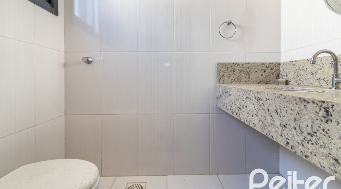 Casa à venda com 310m², 3 dormitórios, 1 suíte, 4 vagas, no bairro Ipanema em Porto Alegre