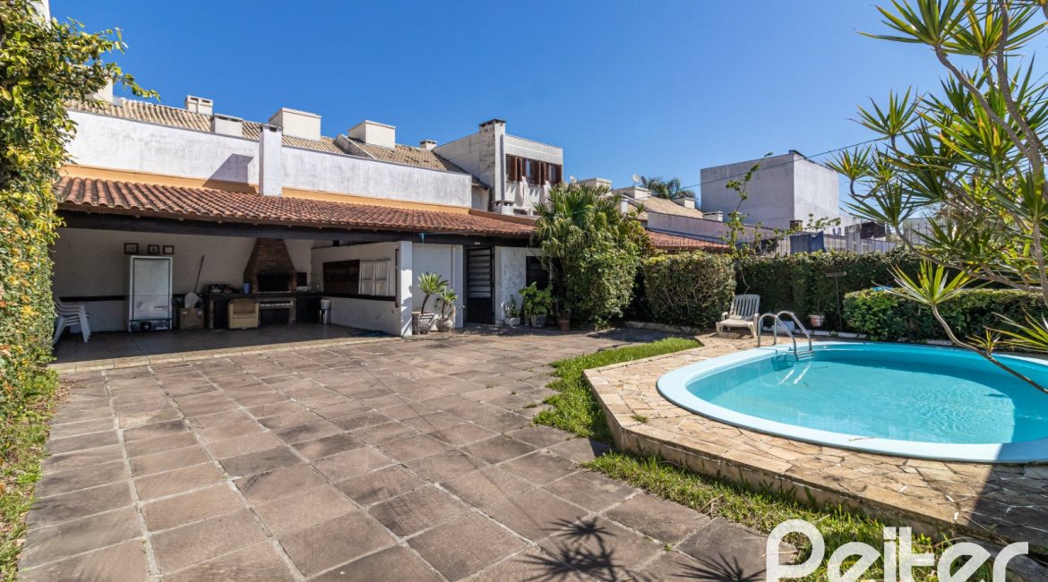 Casa à venda com 310m², 3 dormitórios, 1 suíte, 4 vagas, no bairro Ipanema em Porto Alegre