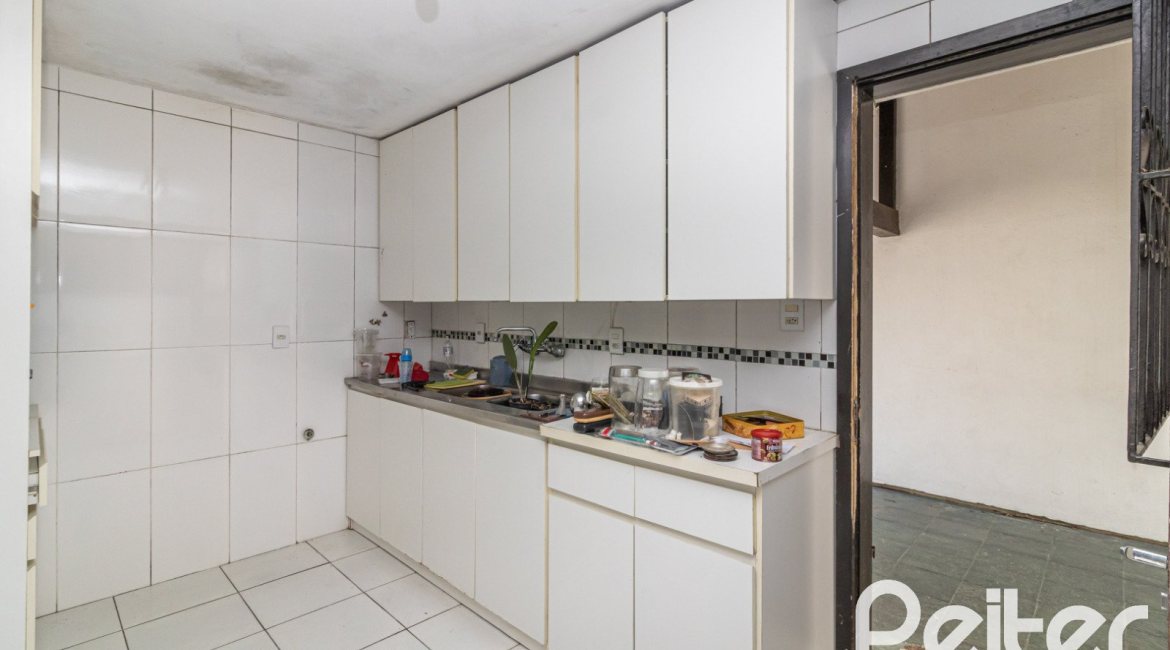 Casa à venda com 310m², 3 dormitórios, 1 suíte, 4 vagas, no bairro Ipanema em Porto Alegre