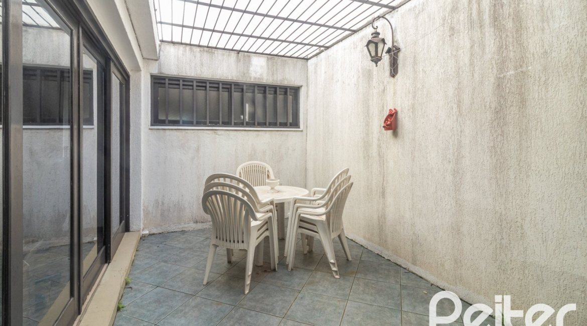Casa à venda com 310m², 3 dormitórios, 1 suíte, 4 vagas, no bairro Ipanema em Porto Alegre