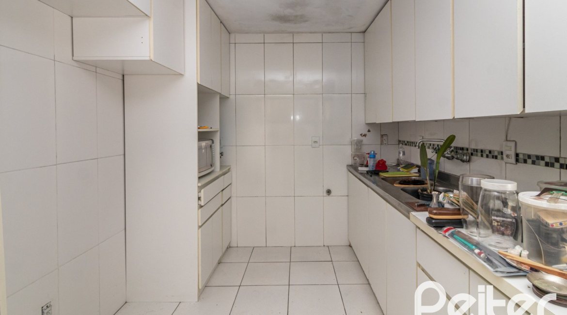 Casa à venda com 310m², 3 dormitórios, 1 suíte, 4 vagas, no bairro Ipanema em Porto Alegre