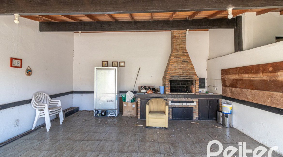 Casa à venda com 310m², 3 dormitórios, 1 suíte, 4 vagas, no bairro Ipanema em Porto Alegre