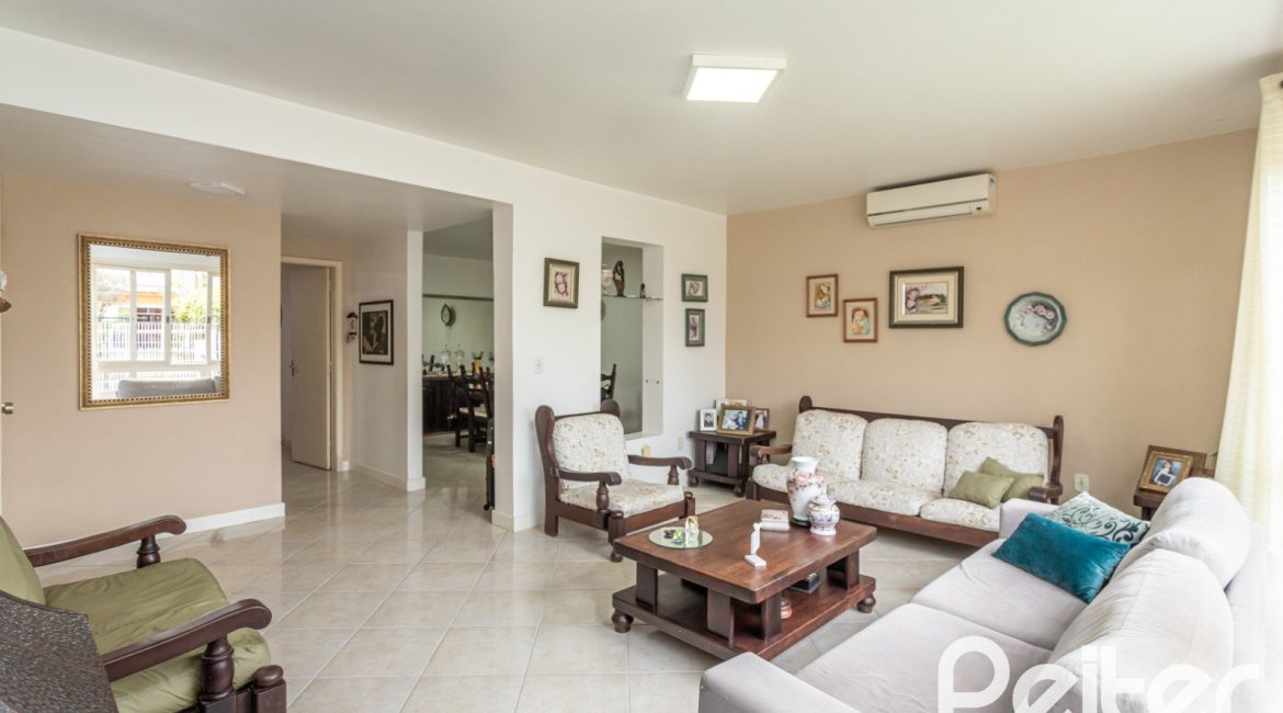 Casa à venda com 290m², 4 dormitórios, 1 suíte, 8 vagas, no bairro Ipanema em Porto Alegre