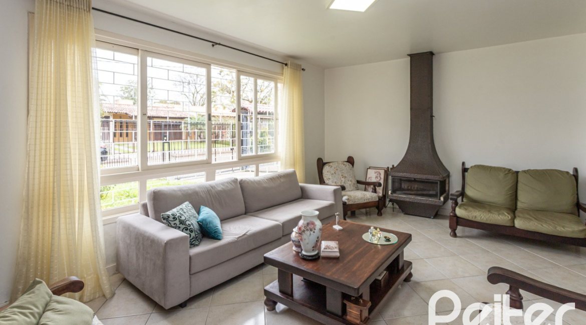 Casa à venda com 290m², 4 dormitórios, 1 suíte, 8 vagas, no bairro Ipanema em Porto Alegre