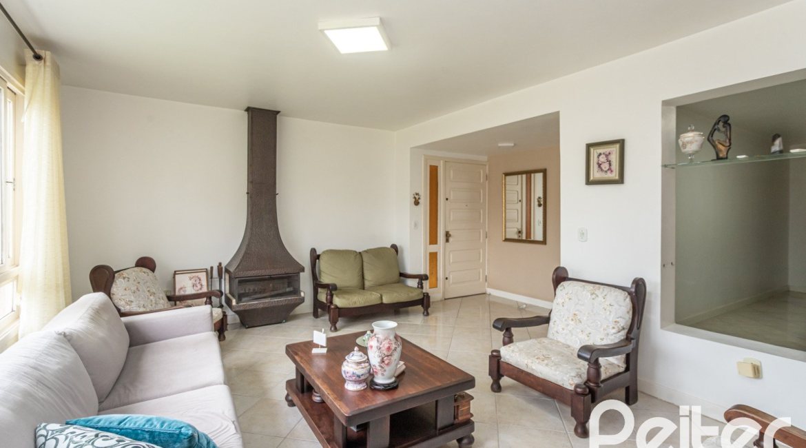 Casa à venda com 290m², 4 dormitórios, 1 suíte, 8 vagas, no bairro Ipanema em Porto Alegre