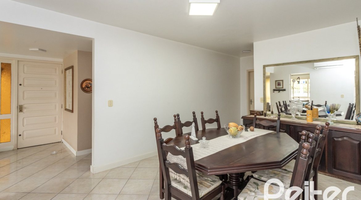 Casa à venda com 290m², 4 dormitórios, 1 suíte, 8 vagas, no bairro Ipanema em Porto Alegre