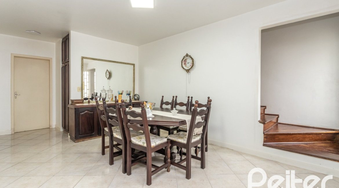 Casa à venda com 290m², 4 dormitórios, 1 suíte, 8 vagas, no bairro Ipanema em Porto Alegre