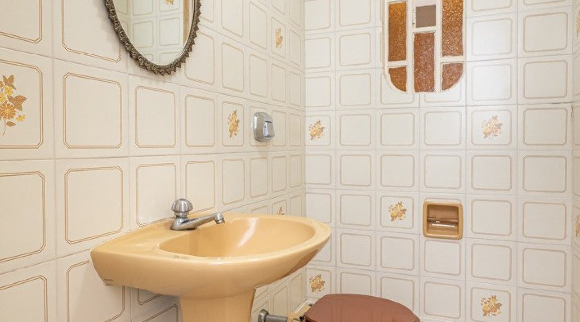 Casa à venda com 290m², 4 dormitórios, 1 suíte, 8 vagas, no bairro Ipanema em Porto Alegre