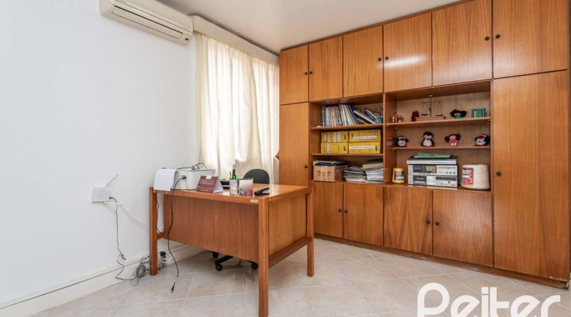 Casa à venda com 290m², 4 dormitórios, 1 suíte, 8 vagas, no bairro Ipanema em Porto Alegre