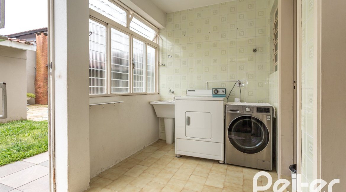 Casa à venda com 290m², 4 dormitórios, 1 suíte, 8 vagas, no bairro Ipanema em Porto Alegre