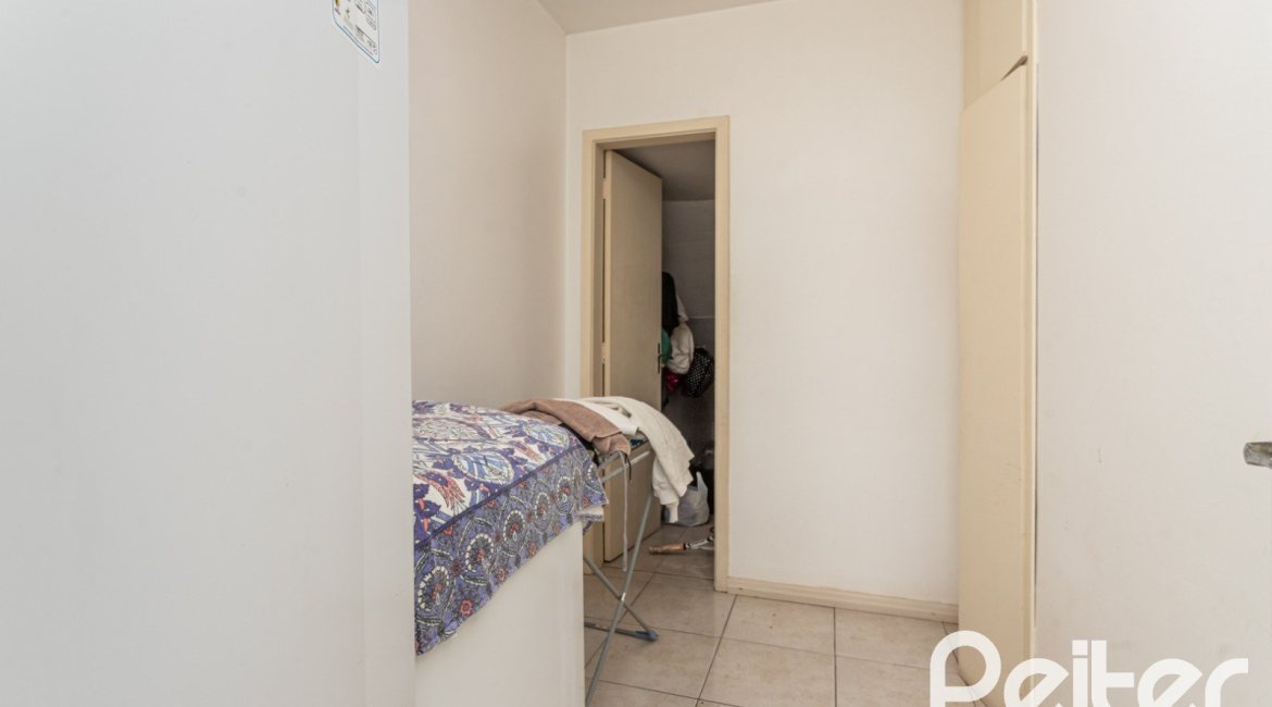 Casa à venda com 290m², 4 dormitórios, 1 suíte, 8 vagas, no bairro Ipanema em Porto Alegre