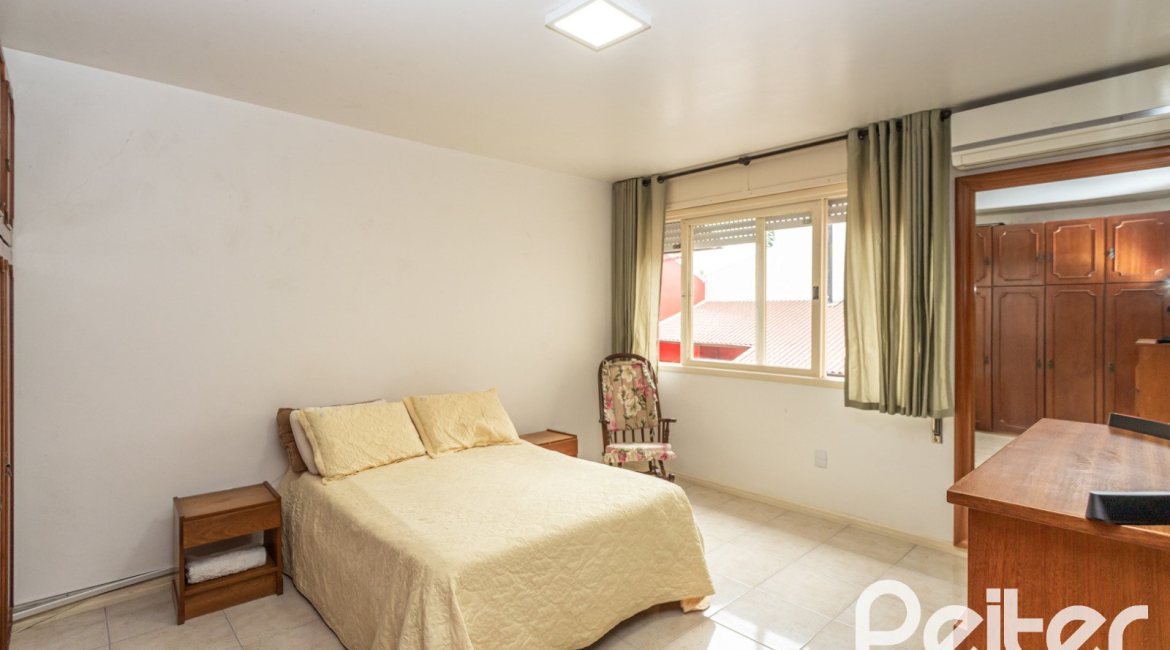 Casa à venda com 290m², 4 dormitórios, 1 suíte, 8 vagas, no bairro Ipanema em Porto Alegre