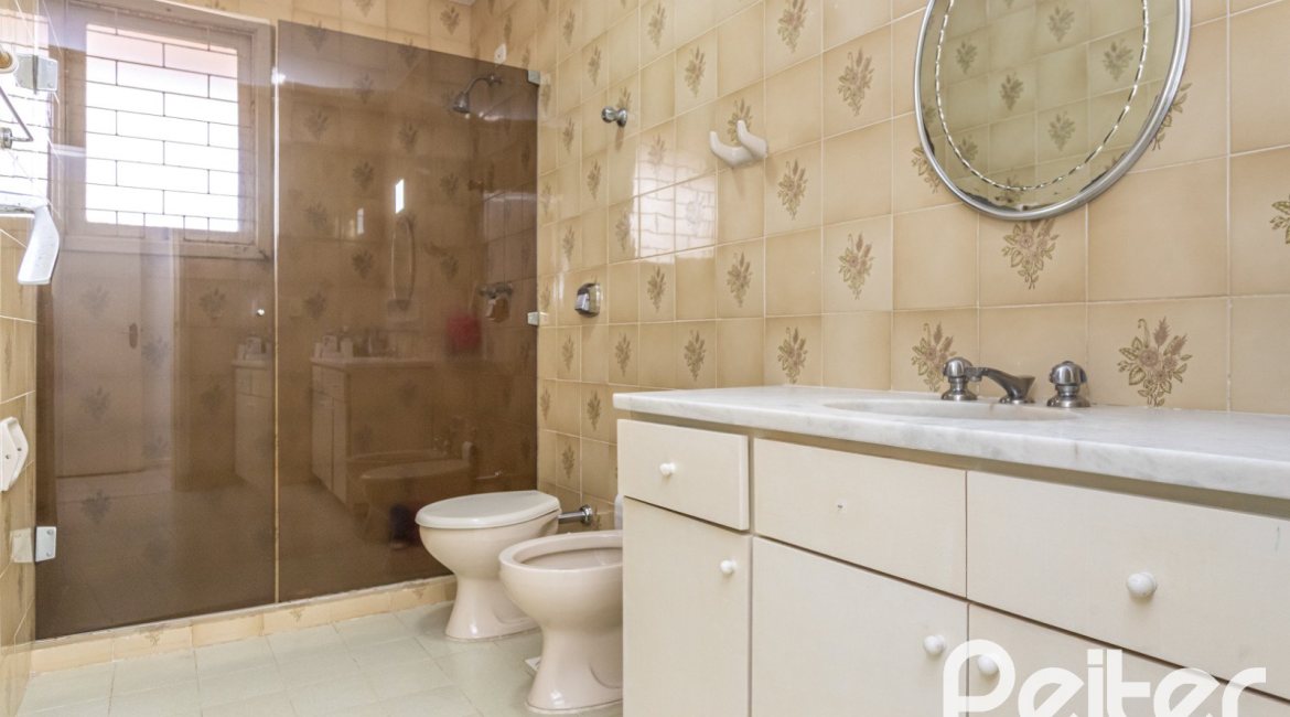 Casa à venda com 290m², 4 dormitórios, 1 suíte, 8 vagas, no bairro Ipanema em Porto Alegre