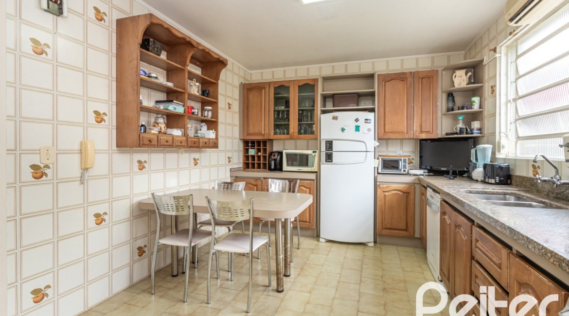 Casa à venda com 290m², 4 dormitórios, 1 suíte, 8 vagas, no bairro Ipanema em Porto Alegre