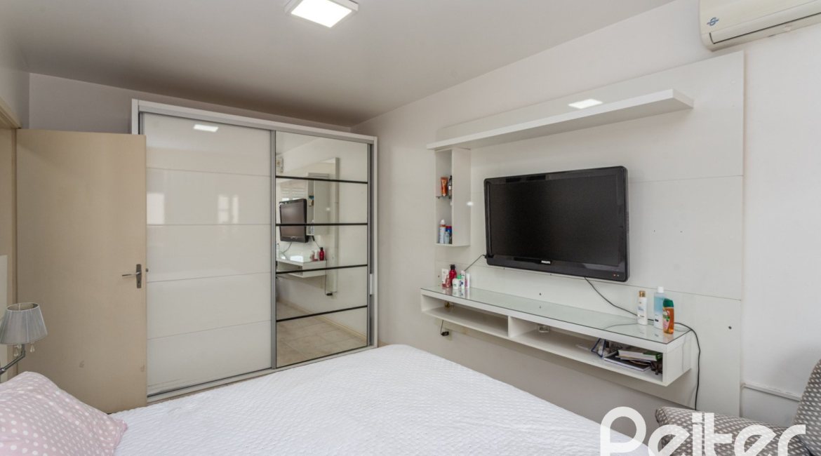 Casa à venda com 290m², 4 dormitórios, 1 suíte, 8 vagas, no bairro Ipanema em Porto Alegre