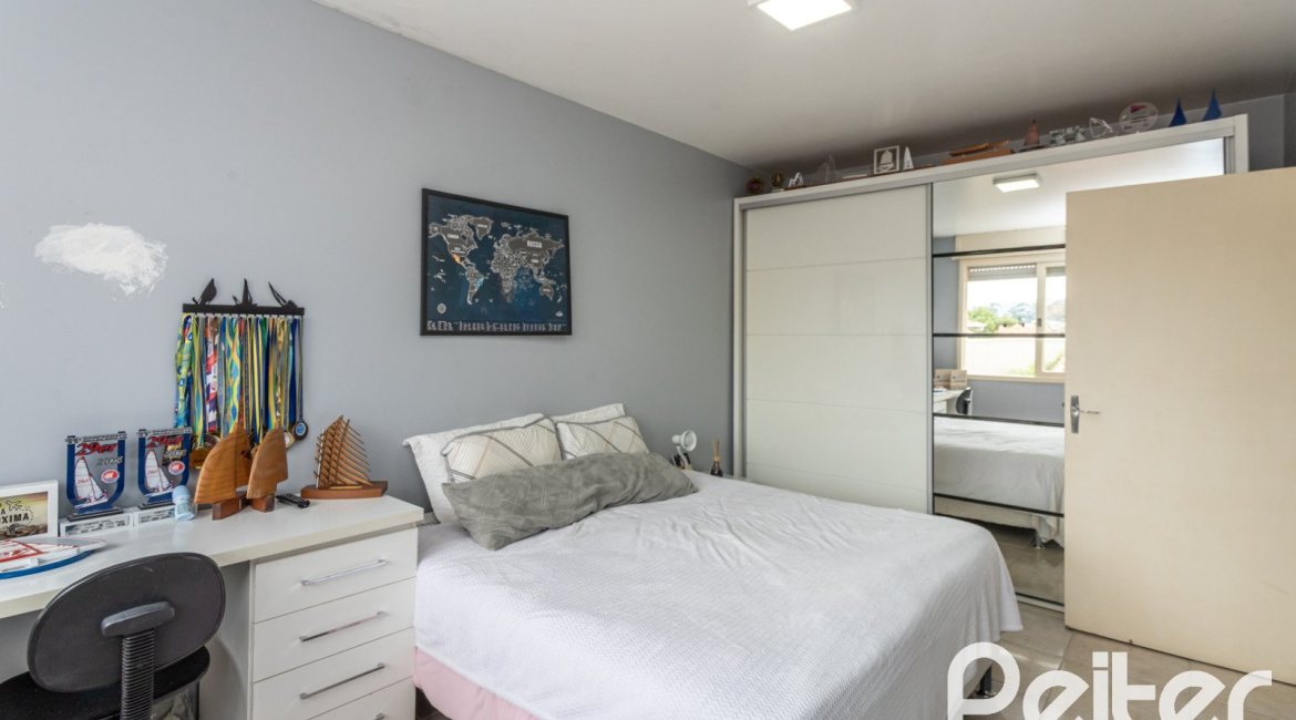 Casa à venda com 290m², 4 dormitórios, 1 suíte, 8 vagas, no bairro Ipanema em Porto Alegre