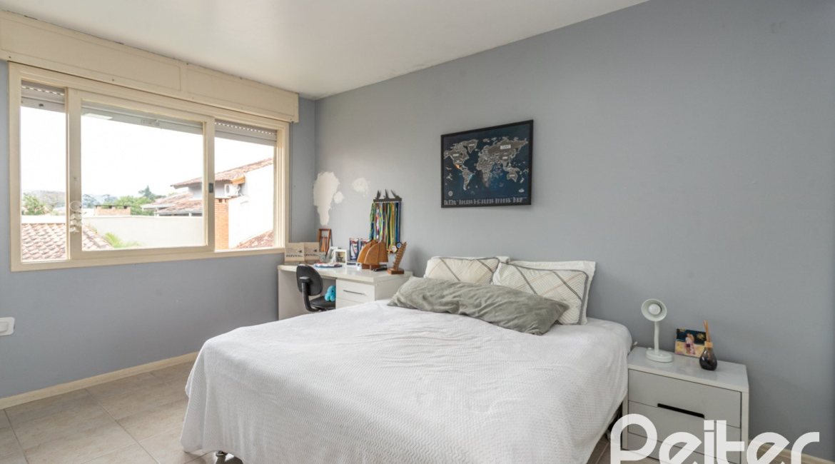 Casa à venda com 290m², 4 dormitórios, 1 suíte, 8 vagas, no bairro Ipanema em Porto Alegre