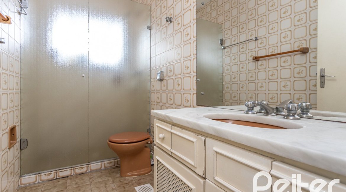 Casa à venda com 290m², 4 dormitórios, 1 suíte, 8 vagas, no bairro Ipanema em Porto Alegre