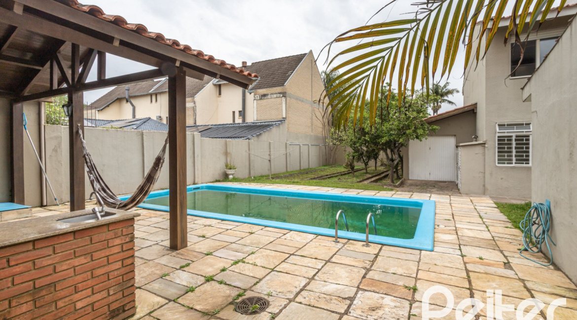 Casa à venda com 290m², 4 dormitórios, 1 suíte, 8 vagas, no bairro Ipanema em Porto Alegre