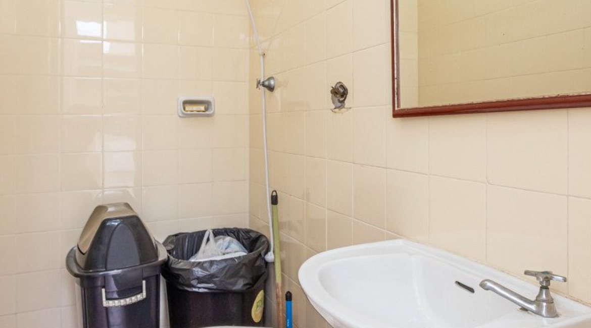 Casa à venda com 290m², 4 dormitórios, 1 suíte, 8 vagas, no bairro Ipanema em Porto Alegre