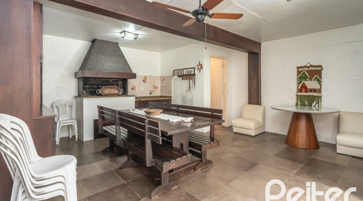 Casa à venda com 290m², 4 dormitórios, 1 suíte, 8 vagas, no bairro Ipanema em Porto Alegre