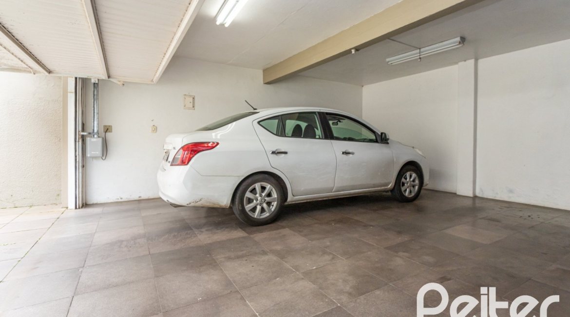 Casa à venda com 290m², 4 dormitórios, 1 suíte, 8 vagas, no bairro Ipanema em Porto Alegre