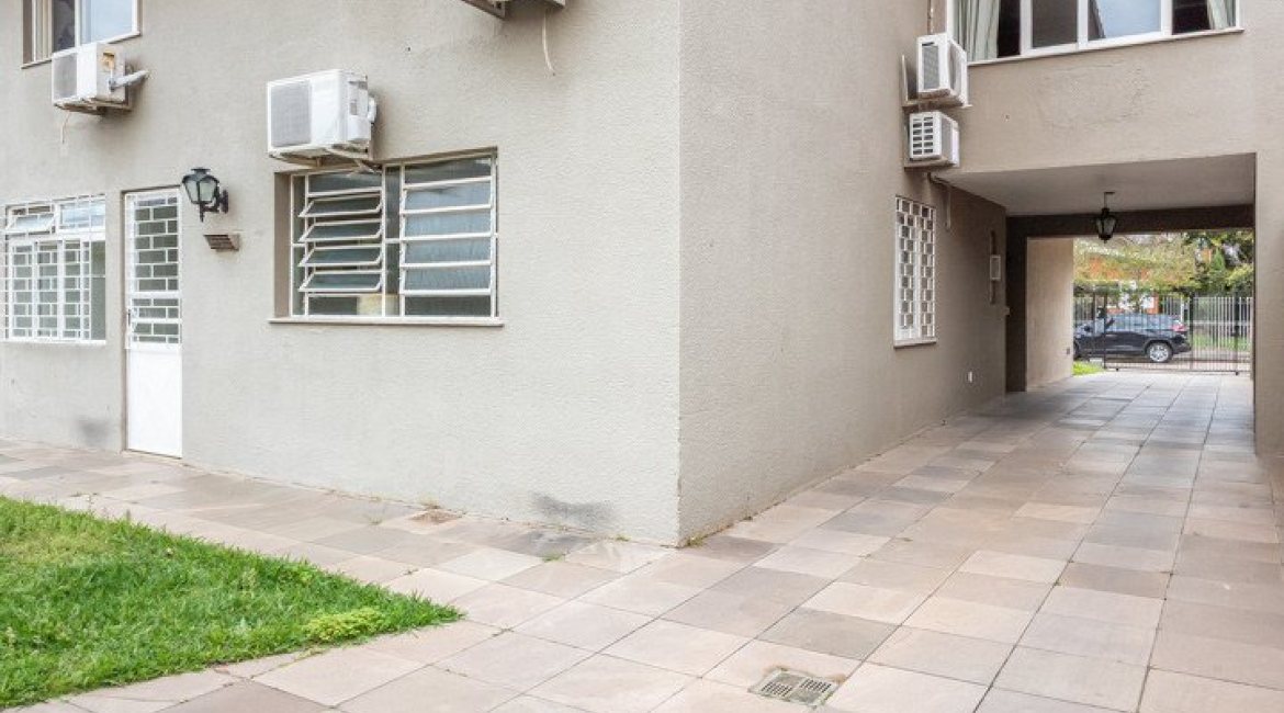 Casa à venda com 290m², 4 dormitórios, 1 suíte, 8 vagas, no bairro Ipanema em Porto Alegre