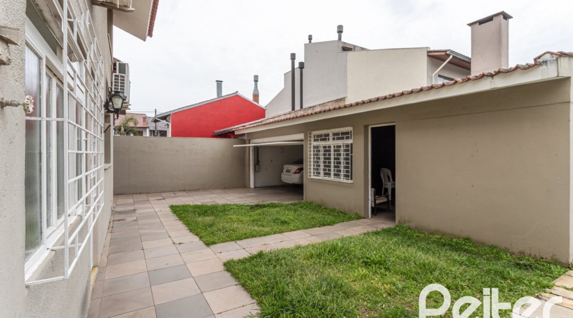 Casa à venda com 290m², 4 dormitórios, 1 suíte, 8 vagas, no bairro Ipanema em Porto Alegre