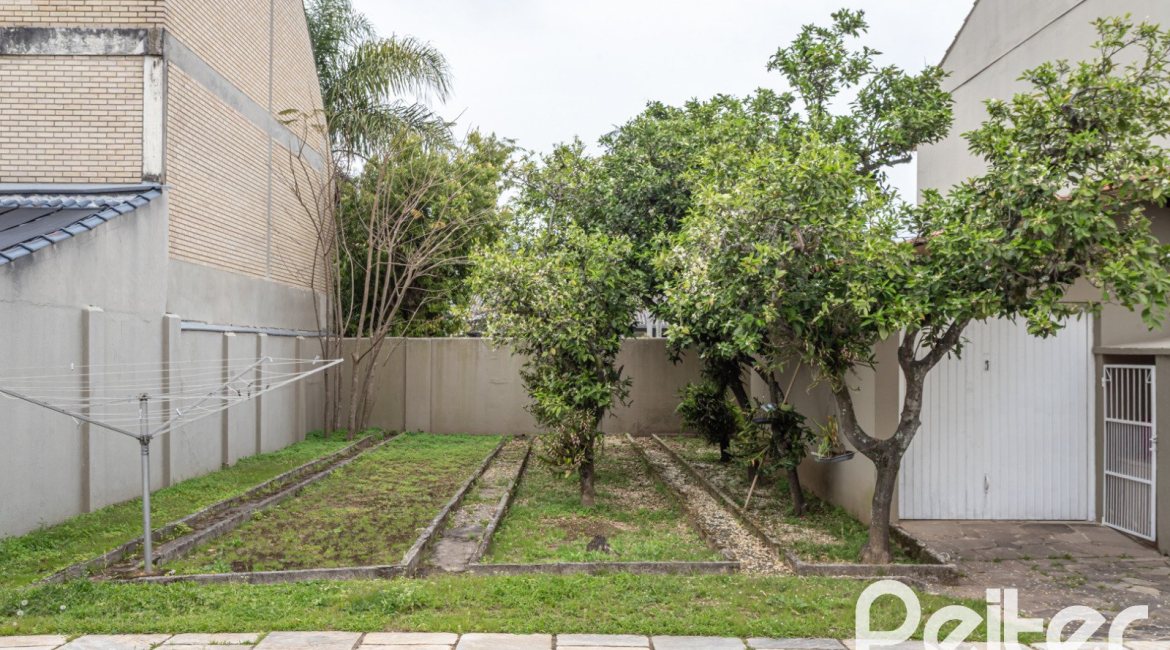 Casa à venda com 290m², 4 dormitórios, 1 suíte, 8 vagas, no bairro Ipanema em Porto Alegre