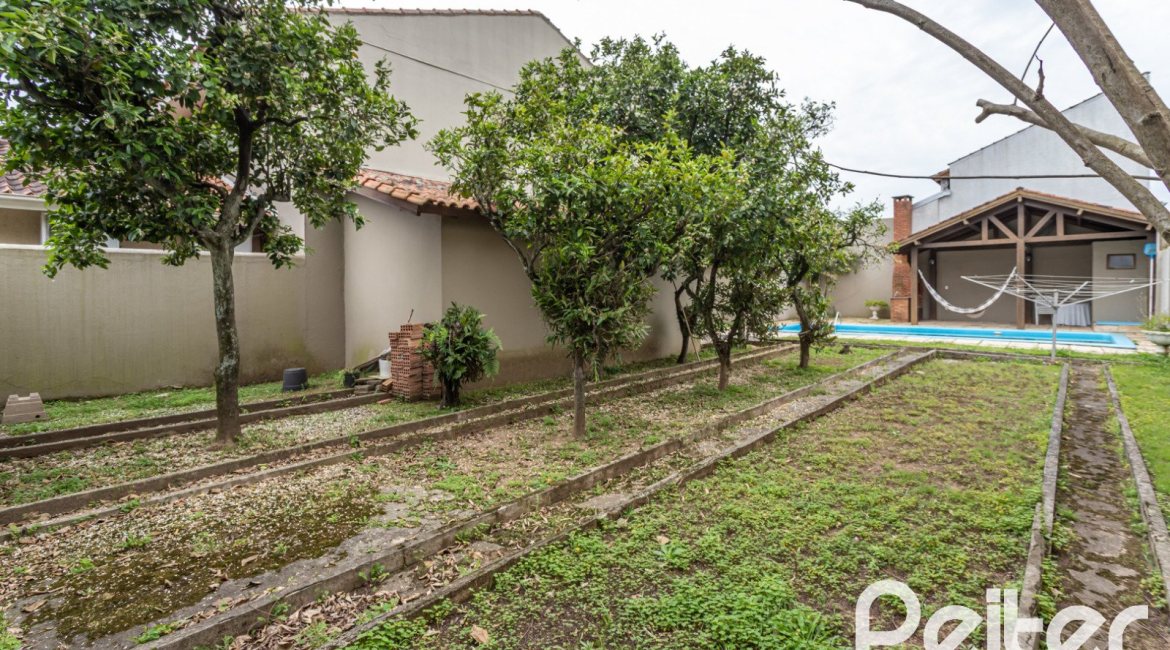 Casa à venda com 290m², 4 dormitórios, 1 suíte, 8 vagas, no bairro Ipanema em Porto Alegre