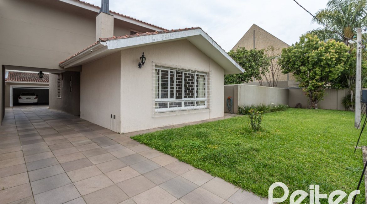 Casa à venda com 290m², 4 dormitórios, 1 suíte, 8 vagas, no bairro Ipanema em Porto Alegre