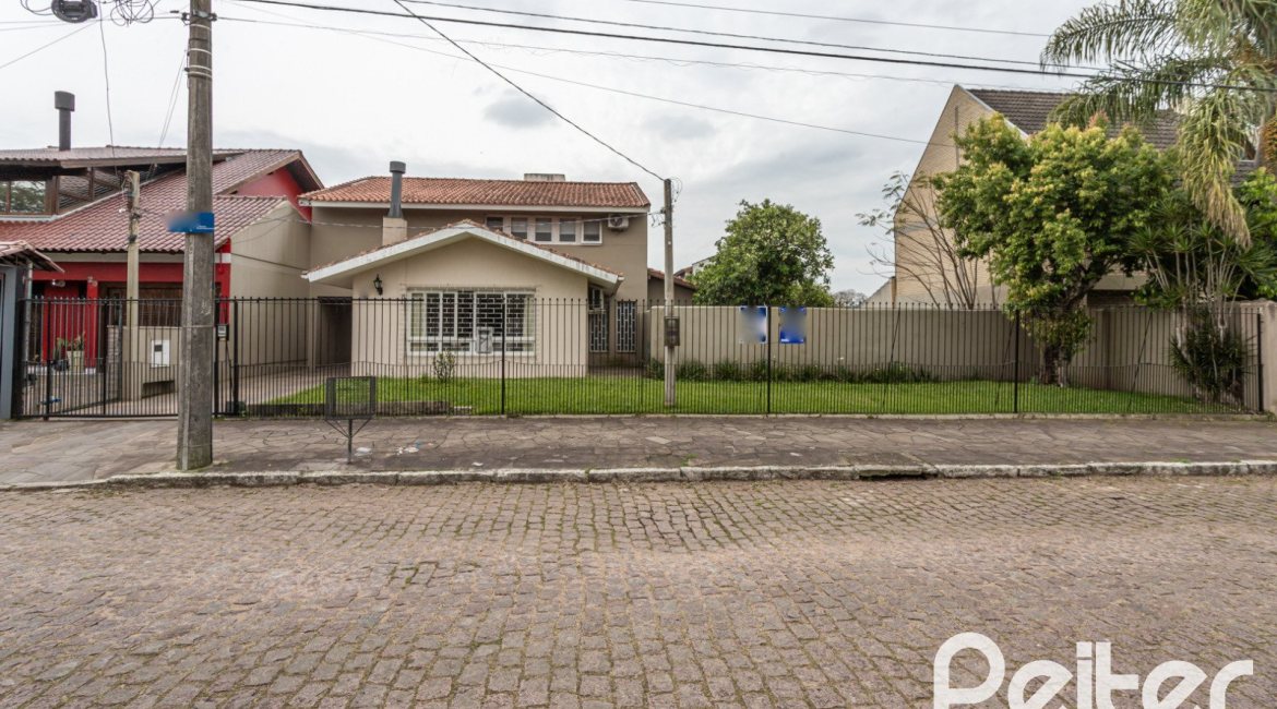 Casa à venda com 290m², 4 dormitórios, 1 suíte, 8 vagas, no bairro Ipanema em Porto Alegre