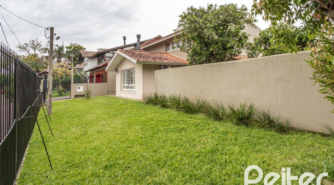 Casa à venda com 290m², 4 dormitórios, 1 suíte, 8 vagas, no bairro Ipanema em Porto Alegre