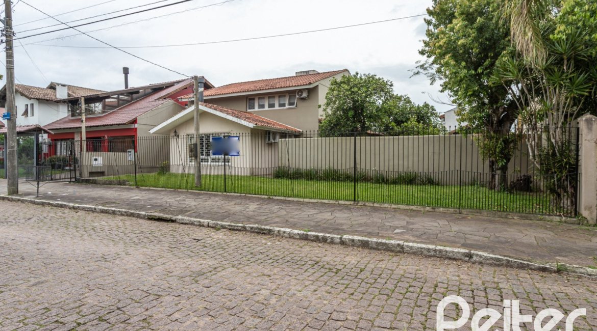 Casa à venda com 290m², 4 dormitórios, 1 suíte, 8 vagas, no bairro Ipanema em Porto Alegre