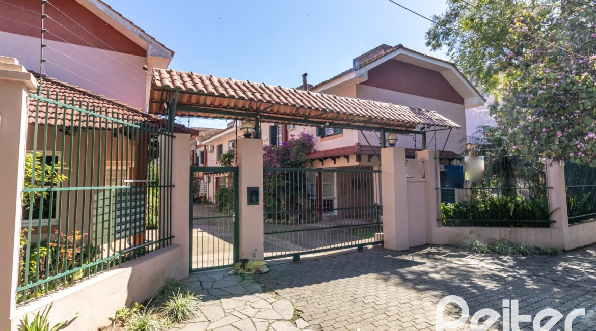 Casa em Condomínio à venda com 133m², 3 dormitórios, 1 suíte, 2 vagas, no bairro Tristeza em Porto Alegre