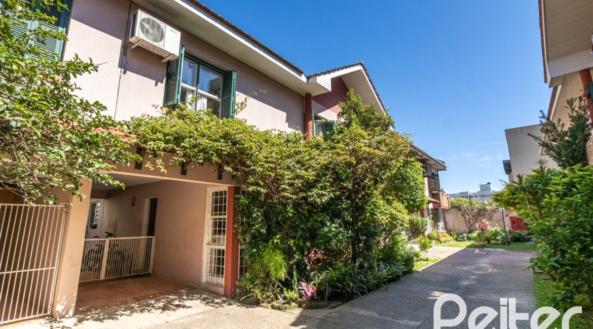 Casa em Condomínio à venda com 133m², 3 dormitórios, 1 suíte, 2 vagas, no bairro Tristeza em Porto Alegre