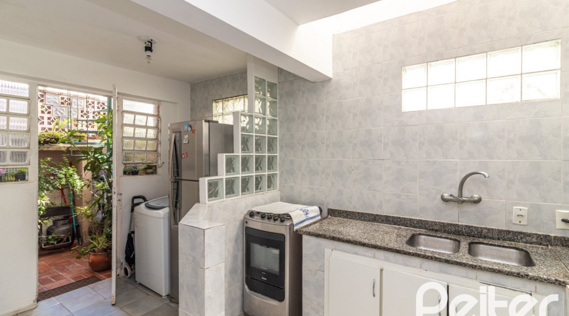 Casa em Condomínio à venda com 133m², 3 dormitórios, 1 suíte, 2 vagas, no bairro Tristeza em Porto Alegre